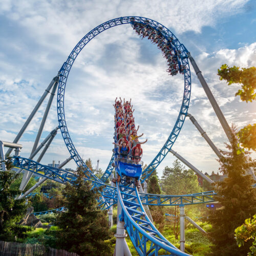 Montagnes russes Blue Fire dans le quartier islandais d’Europa‑Park – incontournable pour un séjour groupe