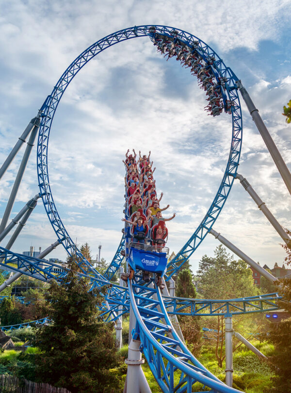 Montagnes russes Blue Fire dans le quartier islandais d’Europa‑Park – incontournable pour un séjour groupe