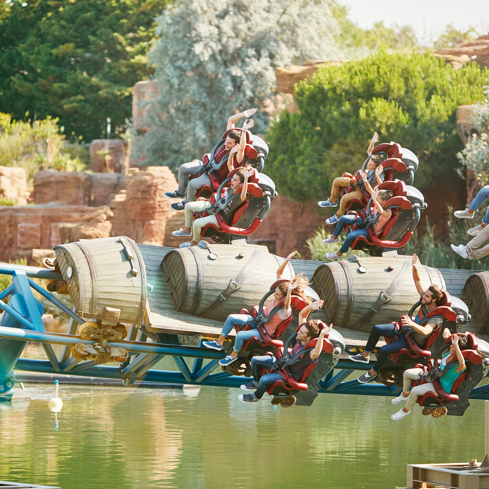 Montagnes russes Furius Baco à PortAventura – lancement ultra rapide apprécié des groupes