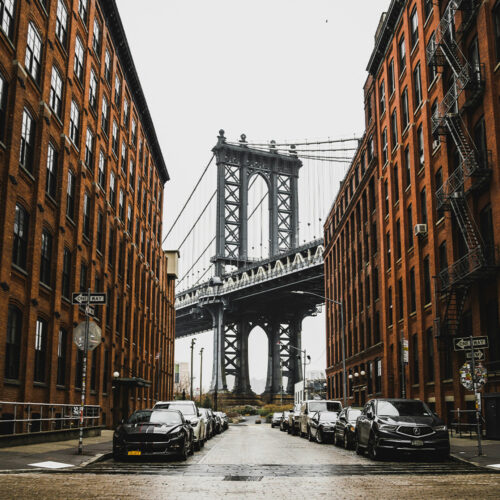 Pont de New York entre buildings – voyage en groupe