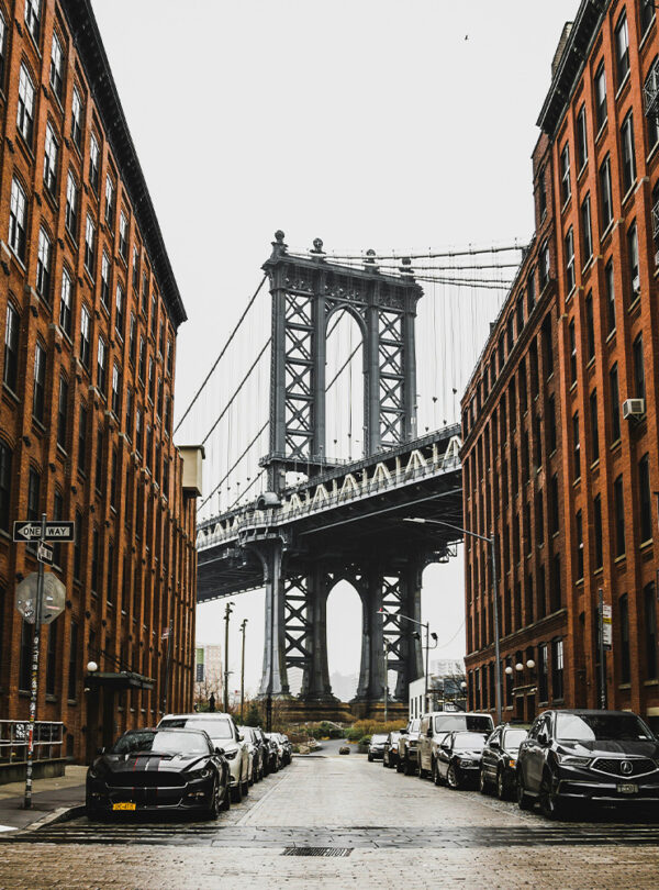Pont de New York entre buildings – voyage en groupe