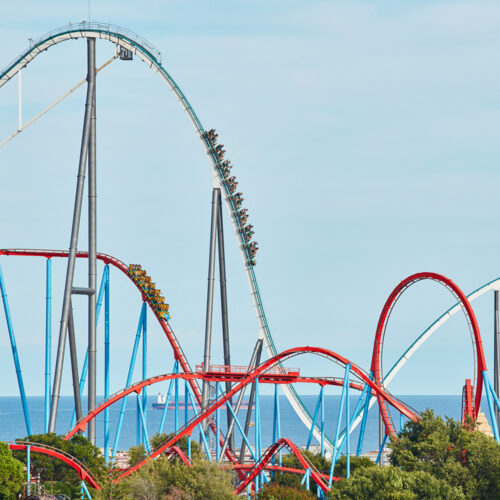 Vue sur Shambhala et Dragon Khan à PortAventura – attractions phares pour séjours groupe